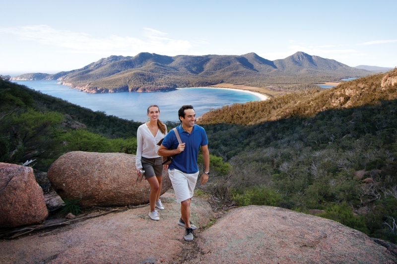 Couple walking in Wineglass Bay, Freycinet National Park, Tasmania © Tourism Australia Couple walking in Wineglass Bay, Freycinet National Park, Tasmania © Tourism Australia